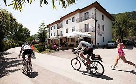 Hotel Pizzeria Mezzolago